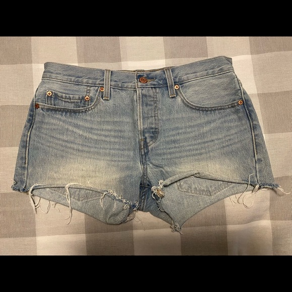 Light Blue 501 Levi’s Shorts - Picture 2 of 3